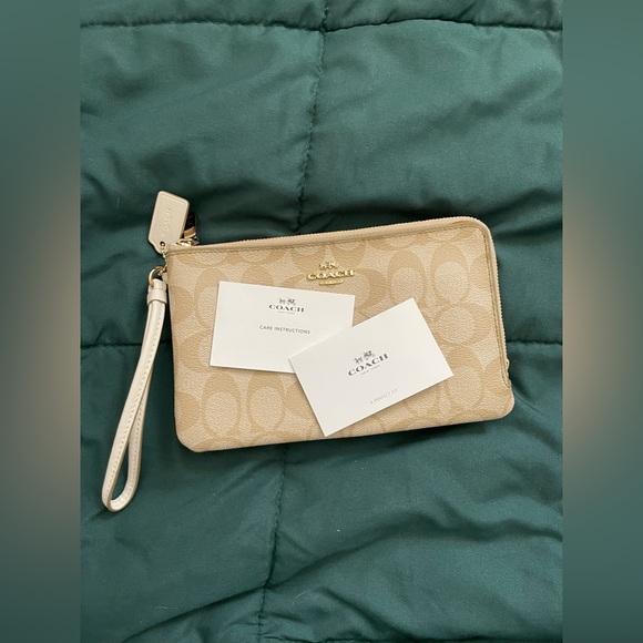 Coach Double Corner Zip Wristlet NWOT in Beige - Picture 10 of 16